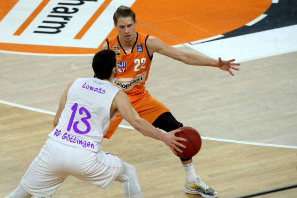 谊赛中迎战 谊赛中迎战